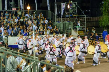 Tokushima Bölgesi, Japonya - 14 Ağustos 2024: Tokushima Awa Odori Festivali 2024. Narimono müzisyenleri Shamisen lavtası, Taiko davulu, shinobue flütü ve Kane çanı çalıyorlar..