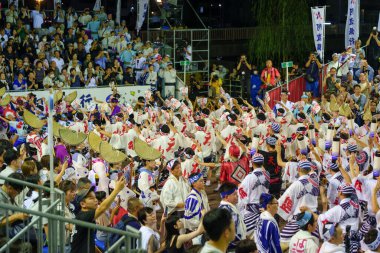 Tokushima Bölgesi, Japonya - 14 Ağustos 2024: Tokushima Awa Odori Festivali 2024 Soodori. Bütün sanatçılar geleneksel obon kostümleri giyer, dans eder ve şarkı söyler. Geceleri açık havada gösteri yaparlar..