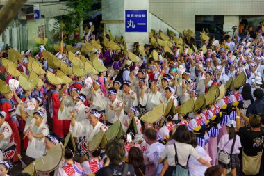 Tokushima Bölgesi, Japonya - 14 Ağustos 2024: Tokushima Awa Odori Festivali 2024 Soodori. Bütün sanatçılar geleneksel obon kostümleri giyer, dans eder ve şarkı söyler. Geceleri açık havada gösteri yaparlar..