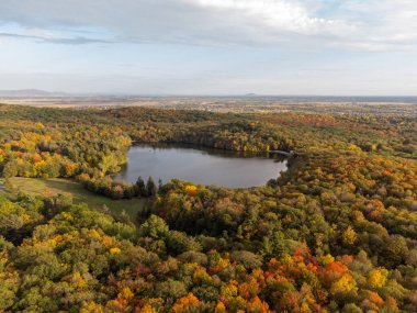 Sonbahar sezonunda Lac du Moulin 'in hava manzarası. Mont-Saint-Bruno Ulusal Parkı 'nda sonbahar yaprağı rengi göl ve orman Saint-Bruno-de-Montarville, Quebec, Kanada.