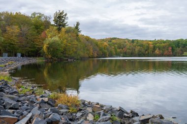 Sonbahar yaprakları Moulin Gölü 'ne (Lac du Moulin) yansımıştır. Mont-Saint-Bruno Ulusal Parkı, Saint-Bruno-de-Montarville, Quebec, Kanada. Sonbahar yaprağı rengi