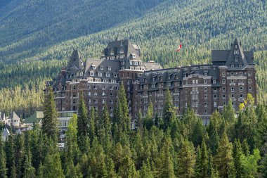 Banff, Alberta, Kanada - 28 AUG 2020: güneşli yaz gününde Fairmont Banff Springs. Sürpriz Köşe Bakış Açısı 'ndan görüntü. Banff Ulusal Parkı, Kanada Kayalıkları.