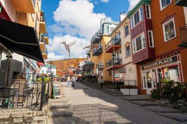 Mont-Tremblant, Quebec, Kanada - 14 Ekim 2022: Mont Tremblant Kayak Köyü Güneşli bir sonbahar gününde.