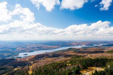 Mont-Tremblant Zirvesi sonbahar manzarası. Laurentian Dağları, Tremblant Gölü. Quebec, Kanada.
