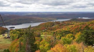 Mont Tremblant Kayak Tatil Köyü sonbahar manzarası. Güneşli bir günde Panoramik Gondol teleferiği gezisi. Mont-Tremblant, Quebec, Kanada.