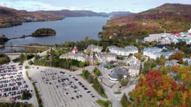Mont Tremblant Kayak Köyü 'nün hava manzarası. Dağların ve gölün sonbahar manzarası. Mont-Tremblant Ulusal Parkı, Quebec, Kanada.