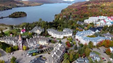 Mont Tremblant Kayak Köyü 'nün hava manzarası. Dağların ve gölün sonbahar manzarası. Mont-Tremblant Ulusal Parkı, Quebec, Kanada.