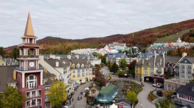 Mont-Tremblant, Quebec, Kanada - Ekim 12021: Mont Tremblant Kayak Köyü 'nün havadan görünüşü. Dağların ve gölün sonbahar manzarası.