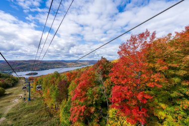 Mont Tremblant Kayak Tatil Köyü sonbahar manzarası. Güneşli bir günde Panoramik Gondol teleferiği gezisi. Mont-Tremblant, Quebec, Kanada.