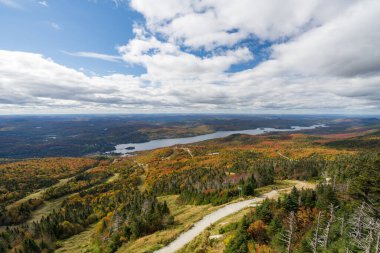 Mont-Tremblant Zirvesi sonbahar manzarası. Tremblant Gölü, Laurentian Dağları. Quebec, Kanada.