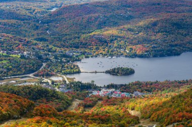 Mont-Tremblant Zirvesi sonbahar manzarası. Tremblant Gölü, Laurentian Dağları. Quebec, Kanada.