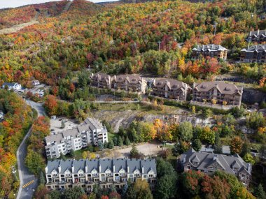 Mont Tremblant Kayak Köyü sonbahar manzarası. Mont-Tremblant Ulusal Parkı, Quebec, Kanada.