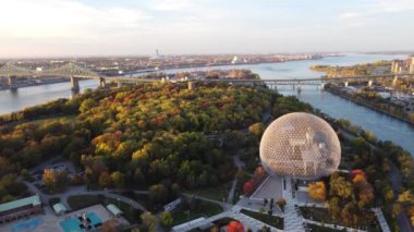Montreal Biyosfer 'in sonbahar günbatımı görüntüsü. St. Lawrence Nehri, Jacques Cartier Köprüsü arka planda. Jean-Drapeau Parkı, Saint Helen Adası, Montreal, Quebec, Kanada.