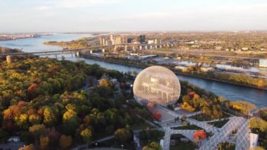 Montreal Biyosfer 'in sonbahar günbatımı görüntüsü. Longueuil City silueti, St. Lawrence Nehri, Jacques Cartier Köprüsü, Jean-Drapeau Parkı, Saint Helen Adası. Montreal, Quebec, Kanada.