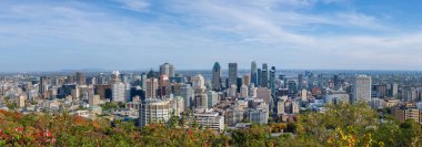 Montreal şehir merkezinde güneşli bir sonbahar gününde gökyüzü manzarası. Montreal, Quebec, Kanada. Kondiaronk gözcüsünden görüntü, Royal Dağı.