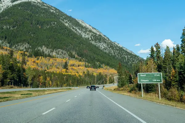 Güneşli bir sonbahar gününde Trans-Canada Otoyolu 'nda (1. Otoyol) araba kullanmak. Banff Ulusal Parkı, Kanada Kayalıkları. Alberta, Kanada.