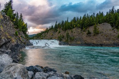 Sonbahar alacakaranlığında Bow Falls bakış açısı. Banff Ulusal Parkı Bow Nehri manzarası, Kanada Kayalıkları.