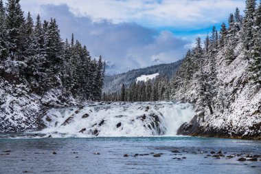 Kışın Bow Falls Bakış Açısı. Banff Ulusal Parkı Bow Nehri manzarası, Kanada Kayalıkları.