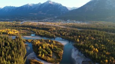 Sonbahar sabahı Kanada 'da Canmore Kasabası' nın hava manzarası. Alberta, Kanada. Pruva nehri ormanı. Trans-Canada Otoyolu (1. Otoyol) kavşağı. Yük treni.