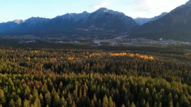 Kanada 'nın dağlık dağları ve sonbahar sabahı Bow nehri ormanlarının hava manzarası. Canmore, Alberta, Kanada. Çalıştır.