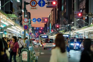 Kyoto Şehri, Japonya - SEP 30 2024: Shijo Kawaramachi 'nin gece sokak manzarası. Orta Kyoto 'nun canlı bir parçası.