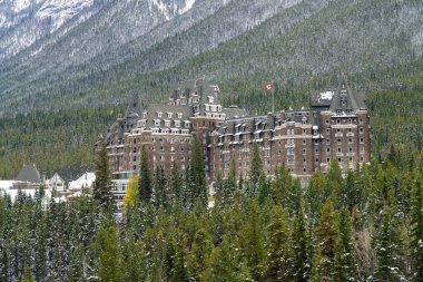 Fairmont Banff Springs karlı sonbahar güneşli bir günde. Sürpriz Köşe Bakış Açısı 'ndan görüntü. Banff Ulusal Parkı, Kanada Kayalıkları.