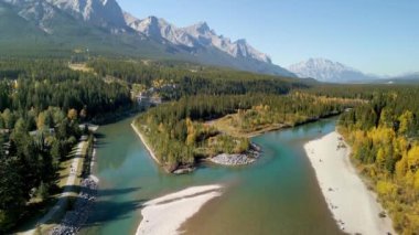 Sonbaharda Bow Nehri 'nin havadan görünüşü. Canmore, Alberta, Kanada. Kanada Kayalıklarında Canmore şehrinin yukarısında hidroelektrik santralleri.