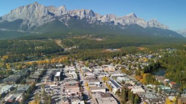 Sonbahar güneşli bir günde Canmore Kasabası şehir merkezinin hava manzarası. Arka planda Kanada dağları var. Alberta, Kanada. Çalıştır.