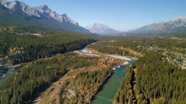 Sonbaharda Bow Nehri 'nin havadan görünüşü. Canmore, Alberta, Kanada. Kanada Kayalıklarında Canmore şehrinin yukarısında hidroelektrik santralleri.