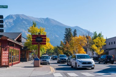 Canmore, Alberta, Kanada - Ekim 12022: Sonbaharda Canmore şehir merkezi sokak manzarası.