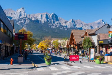 Canmore, Alberta, Kanada - Ekim 12022: Sonbaharda Canmore şehir merkezi sokak manzarası.