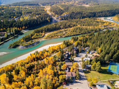 Sonbaharda Bow Nehri 'nin havadan görünüşü. Canmore, Alberta, Kanada. Kanada Kayalıklarında Canmore şehrinin yukarısında hidroelektrik santralleri.