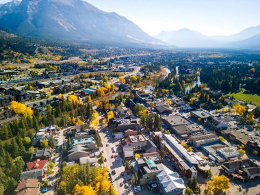 Sonbahar güneşli bir günde Canmore Kasabası şehir merkezinin hava manzarası. Arka planda Kanada dağları var. Alberta, Kanada.