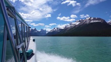 Maligne Lake Cruise 'dan ünlü Spirit Adası' na. Jasper Ulusal Parkı yaz manzarası, karlı dağlar ve turkuaz göller. Alberta, Kanada. Kanada Kayalıkları.