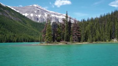 Maligne Gölü 'ndeki Spirit Adası. Jasper Ulusal Parkı, Alberta, Kanada 'da karla kaplı dağlar ve turkuaz göller manzarası. Kanada Kayalıkları.