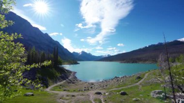 Jasper Ulusal Parkı 'ndaki güzel doğal manzara. Medicine Gölü Haziran güneşli yaz gününde. Alberta, Kanada. Kanada Kayalıkları.