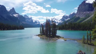 Maligne Gölü 'ndeki Spirit Adası. Jasper Ulusal Parkı, Alberta, Kanada 'da karla kaplı dağlar ve turkuaz göller manzarası. Kanada Kayalıkları.