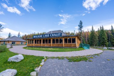 Maligne Gölü Chalet ve Konuk Evi Ulusal Tarih Sitesi. Jasper Ulusal Parkı, Alberta, Kanada.