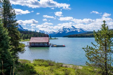 Tarihi Maligne Gölü Kayık Evi. Maligne Gölü yaz manzarası suya yansıdı. Jasper Ulusal Parkı, Alberta, Kanada. Kanada Kayalıkları.