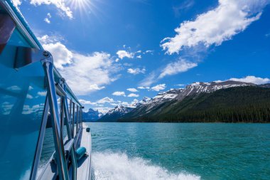 Maligne Lake Cruise 'dan ünlü Spirit Adası' na. Jasper Ulusal Parkı yaz manzarası, karlı dağlar ve turkuaz göller. Alberta, Kanada. Kanada Kayalıkları.