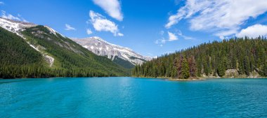 Kanada, Alberta 'daki Jasper Ulusal Parkı' nda Maligne Gölü yaz manzarası. Kanada Kayalıkları kar kaplı dağ aralığı panoramik görüntüsü.