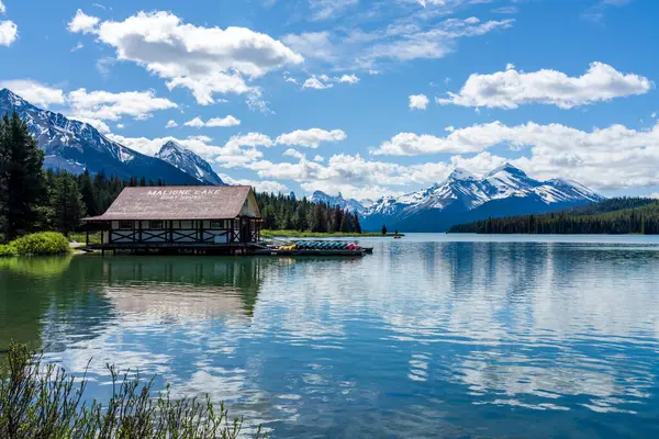 Tarihi Maligne Gölü Kayık Evi. Maligne Gölü yaz manzarası suya yansıdı. Jasper Ulusal Parkı, Alberta, Kanada. Kanada Kayalıkları.