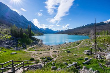 Jasper Ulusal Parkı 'ndaki güzel doğal manzara. Medicine Gölü Haziran güneşli yaz gününde. Alberta, Kanada. Medicine Lake Gözcü Ahşap merdivenler.