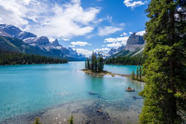 Maligne Gölü 'ndeki Spirit Adası. Jasper Ulusal Parkı, Alberta, Kanada 'da karla kaplı dağlar ve turkuaz göller manzarası. Kanada Kayalıkları.