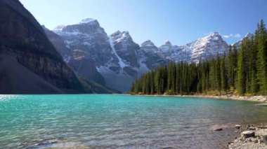 Moraine Gölü doğa manzarası sonbahar güneşli bir günde. Işıltılı turkuaz mavi su, karla kaplı On Tepe Vadisi. Banff Ulusal Parkı, Kanada Kayalıkları, Alberta, Kanada.