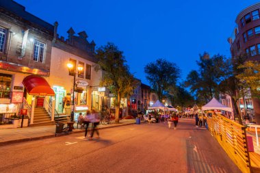 Montreal, Quebec, Kanada - 10 Eylül 2021: Montreal şehir sokak manzarası. Saint Denis Sokağı (Saint-Denis Sokağı)).