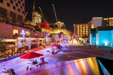 Montreal, Quebec, Kanada - 10 Eylül 2021: Sainte-Catherine Caddesi (Rue Sainte-Catherine) gece. Place des Arts giriş meydanı.