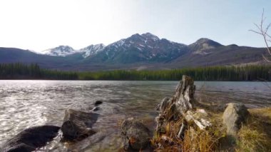 Günbatımı Piramit Gölü zamanı. Jasper Ulusal Parkı manzarası. Kanada Rocky Dağları doğa manzarası arka planı. Alberta, Kanada.