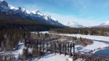 Kışın Bow River Vadisi ormanının hava manzarası. Karla kaplı Kanada Dağları sıradağları çok güzel bir manzara. Canmore, Alberta, Kanada.