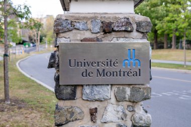 Montreal, Quebec, Kanada - 31 Ağustos 2022: Montreal Üniversitesi giriş işareti (Universit? Montr Kampüsü.